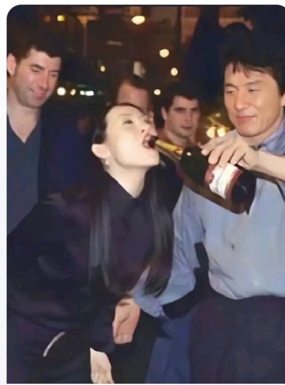 2001年成龙47岁生日，刚出名不久的章子怡受约，参加生日宴会，章子怡对成龙十分崇拜，加之成龙不仅红遍亚洲华人圈，在好莱坞也是名声鼎沸，章子怡介着酒劲给成龙献吻五个，成龙打开1.8万一瓶的红酒就往章子怡口中倒，章子怡欣然接受，酒壮怂人胆呀。