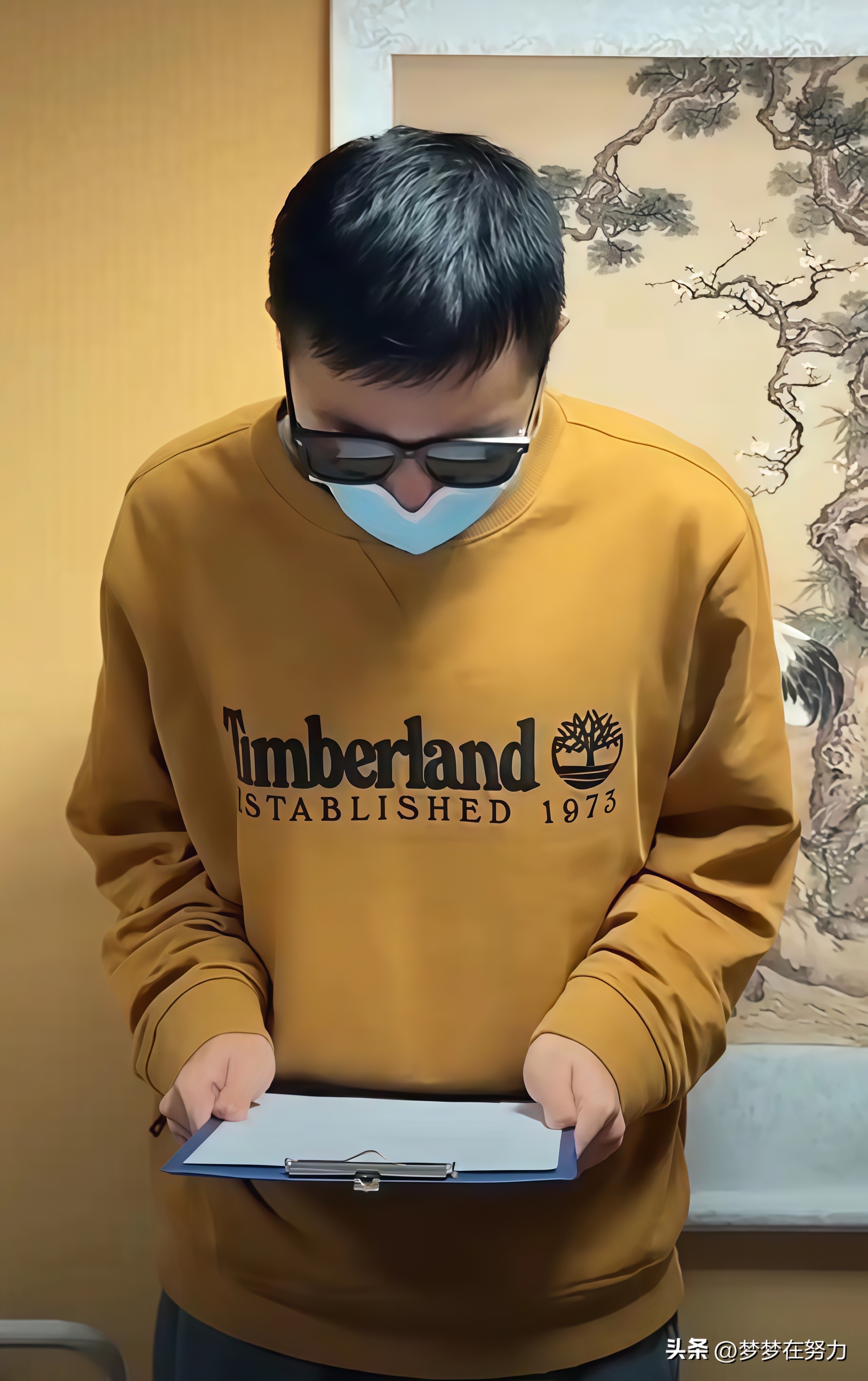 要不是有人投诉到中国驻俄大使guan，精日分子是不会道歉的。一位在俄罗斯留学的中国历史系留学生网上公开道歉视频，事情的起因是，一堂亚非国家历史日本19世纪的讲座上，当事人身披日本旭日旗，头戴日军官帽。

这不仅是丢脸，简直是把家乡的伤疤当成了道具。更离谱的是，这位小伙子居然是从南京走出去的。

面对