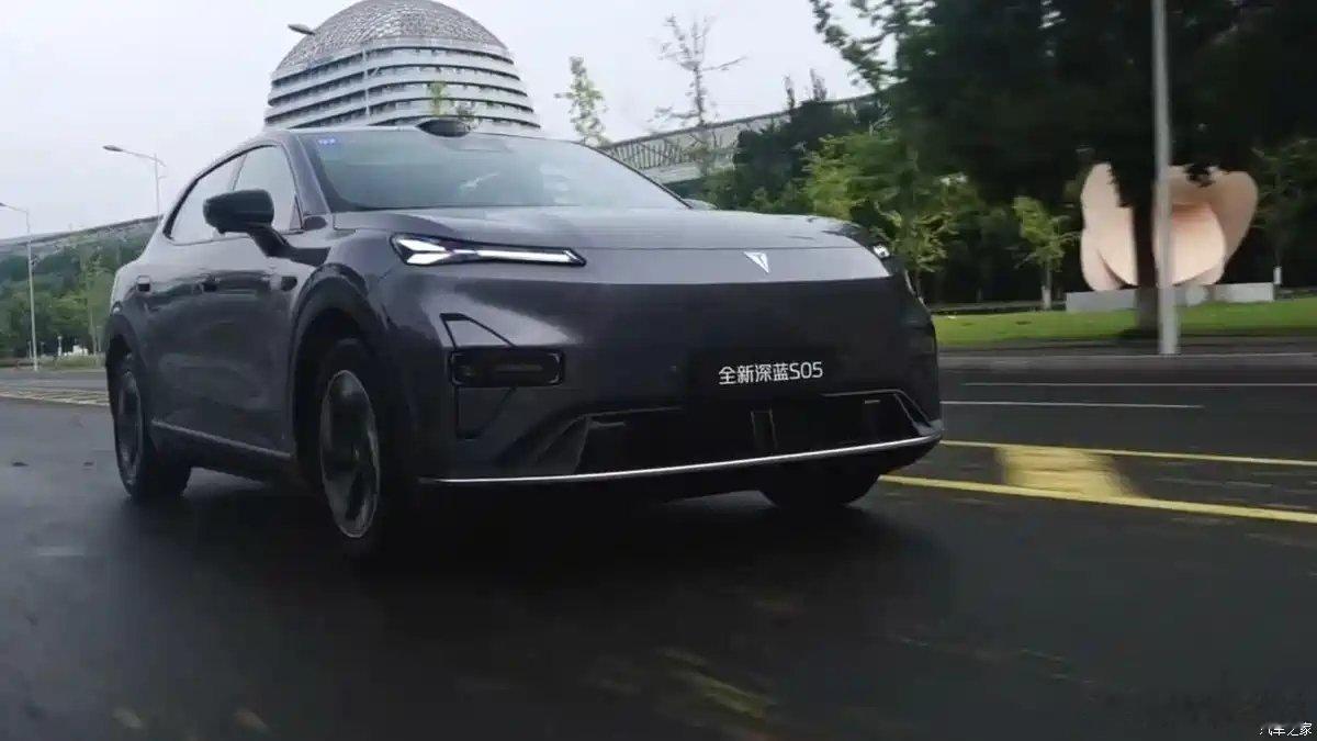 2027款深蓝S05限时11.59–14.49万，5款配置。首推520智臻激光版（加1.2万得激光雷达+城区NOA）；不玩高阶智驾选520智臻版（多7千换通风/按摩/HUD/电尾门）；入门智行版仅基础L2；620版只多100km续航性价比一般。全系后驱+宁德时代+3C快充+FSD悬架，空间大。短板：入门智驾弱，实车表现略逊小鹏MONA L03 ​