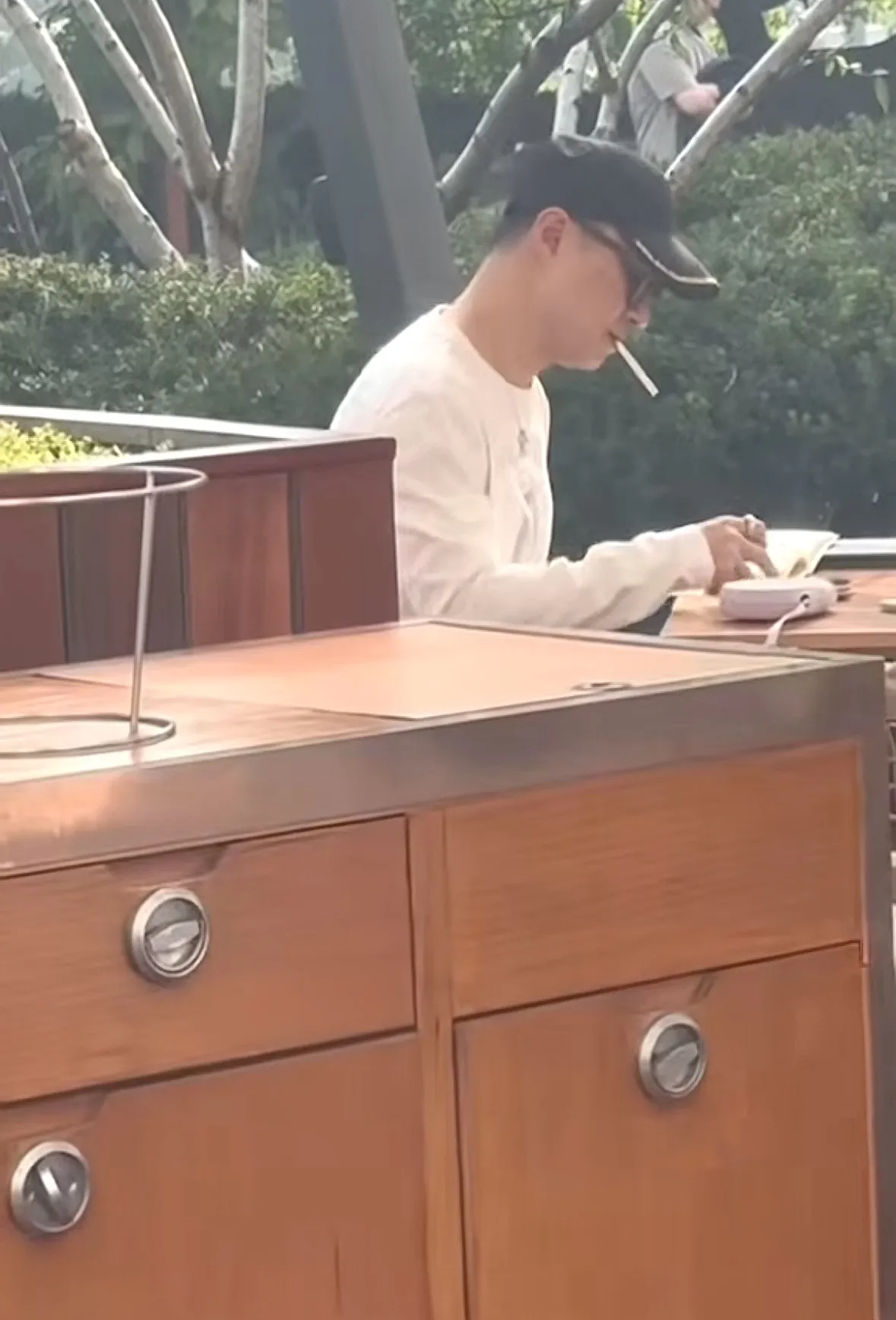 普通人抽烟只是排解压力，换到汪峰身上就直接成了热议新闻。户外下午茶的场合，他戴着帽子墨镜，点上一支烟，神情看起来心事重重。明星的一举一动都被放大，些许日常状态，都容易被网友过度解读，这也是身为公众人物的无奈。