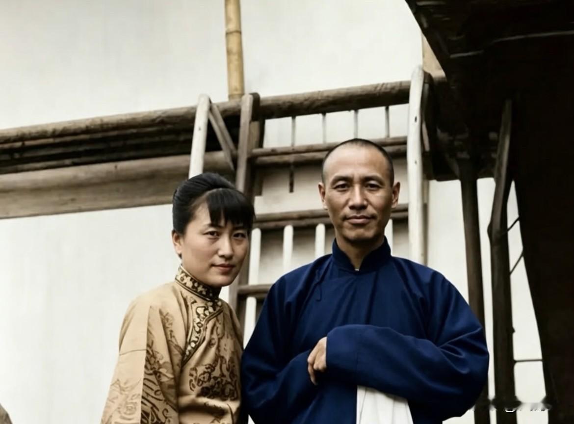 世人皆知宋美龄，没人知道在她之前，还有一个“蒋夫人”。15岁嫁他，21岁被送上赴美轮船，他说“五年后我就接你回来”。

陈洁如，1906年生，上海人，原名陈凤。父亲是浙江镇海的商人，家境殷实。她从小读的是蔡元培创办的爱国女校，会英文，会弹琴，是个标准的新式女学生。

1919年，13岁的陈凤在张静江