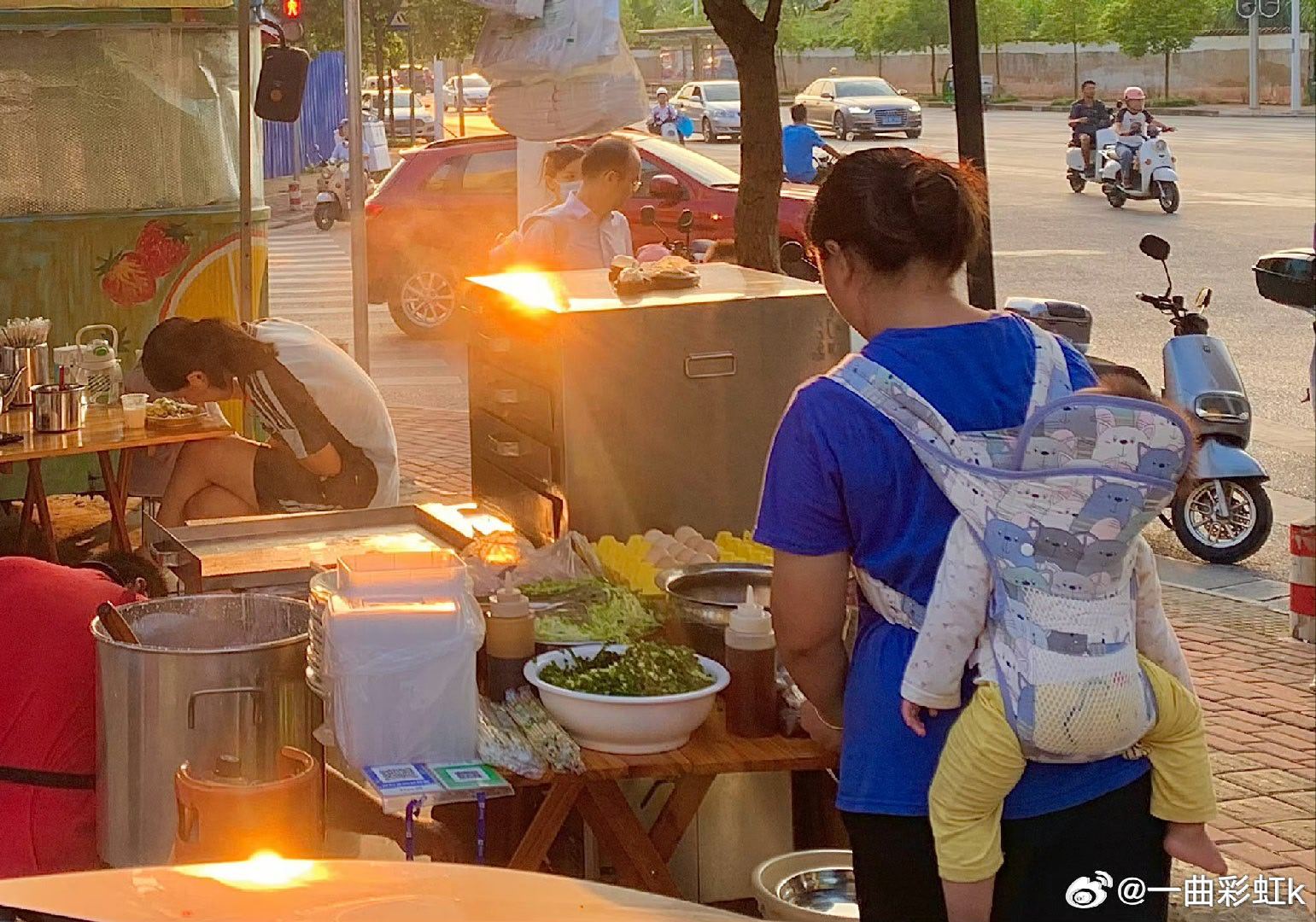 【南宁的米粉早餐】
#女子给老公做的一周早餐在外网火了##一城烟火成就大满贯##大江大湖大满贯# 
南宁人的一天，大多是从一碗粉开始的。在南宁，早餐的选择千千万，但是一碗热乎的米粉，永远是大多数南宁人心里的首选。
南宁的粉种类多到数不过来，老友粉酸辣开胃、柳州螺蛳粉臭香上头、桂林米粉咸香入 ​