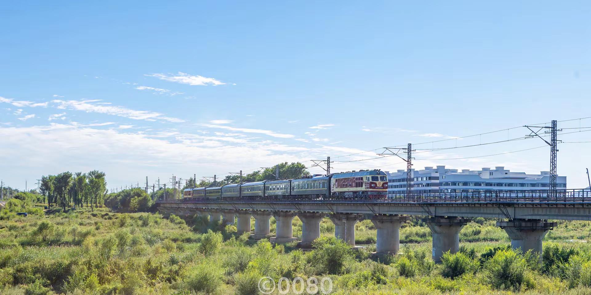 沈阳铁路局季度督导列车。沈阳铁路局局长亲自上阵 进行督导检查工作 兴城站 57914次接近 57914次兴城站三道通过 达速运行