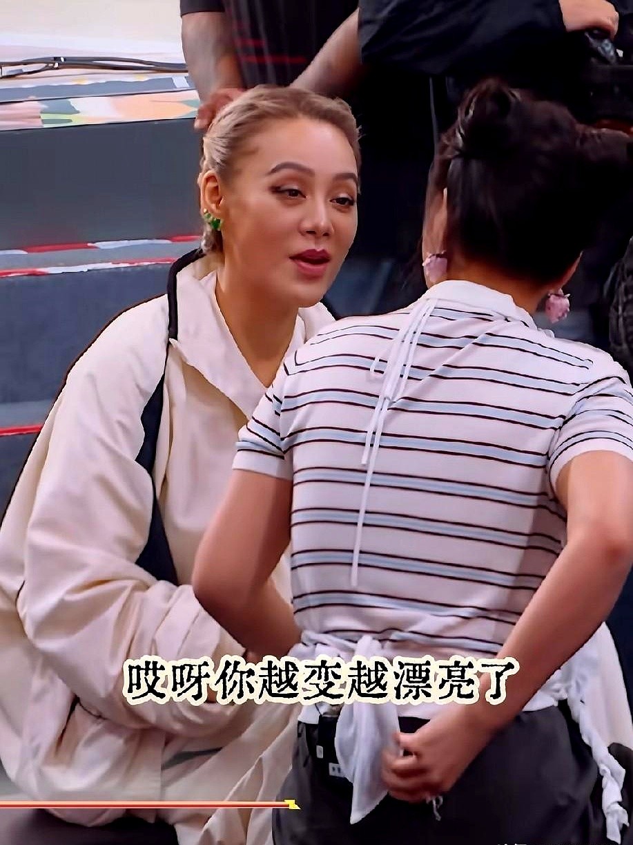 宁静当面夸李雪琴比去年年轻了10岁，眼里还带春意，所有人都以为她又恋爱了。

结果李雪琴说就俩字：举铁。

她之前胖胖的，瘦下来后整个人五官清晰度直接拉满。以前总有人把女明星变美归结于谈恋爱滋润，可李雪琴早就有了男朋友，这波颜值暴涨纯粹是硬核撸铁练出来的。

肉紧了，精气神彻底昂扬向上。所以别整天研