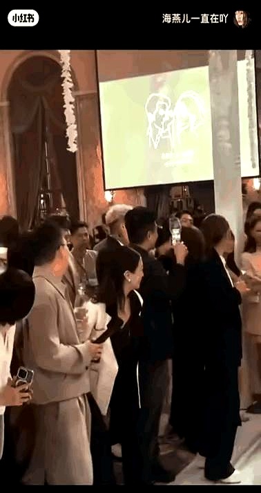 林心如霍建华两口子最近互动甜到刷屏。    她在朋友婚礼上赤脚跳舞，霍...