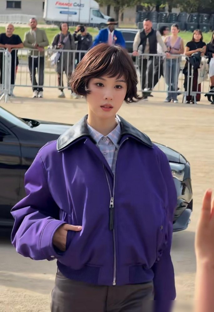 我能接受陈都灵不结婚，也能接受陈都灵剪短发，但我真的不能接受，32岁的当红女星，居然选的假发这么没质感！
生图一出来，发际线那一圈突兀的分层，连头皮都透着生硬的塑料感。偏偏身上还套着挺括的撞色夹克，硬把一个骨相清冷的美人，衬出了某种偷戴假发的局促。
现在的内娱造型圈有个特别拧巴的逻辑：仿佛不把一