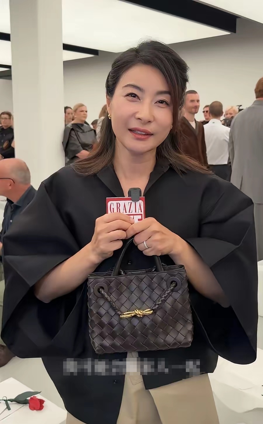 郭晶晶
现身米兰时装周
能看得出来，这一次的妆容穿搭
是用了心的
非常美
虽然眼角细纹有点明显
但整个人气质出众
也就可以忽略不计了

值得一提的是
郭晶晶手上的钻戒
简约而亮闪，精致迷人
还有外套，松弛而有个性
都是整个穿搭的亮点
越看越讨人喜欢