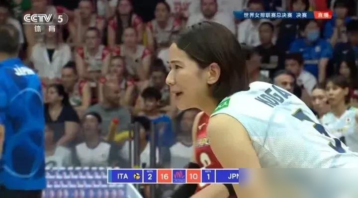 日本女排队长，宁可去土耳其坐板凳，也不打亚运会。
石川真佑9月14号现身机场，拖着箱子直飞伊斯坦布尔，加盟土超豪门伊萨奇巴希。到了没两天，训练照就发出来了，比着V，笑得跟花儿似的。俱乐部官方账号亲自下场晒图，底下日本球迷一片“太好了”“放心了”。
再看亚运会赛场，日本女排多名主将缺席，男排直接派