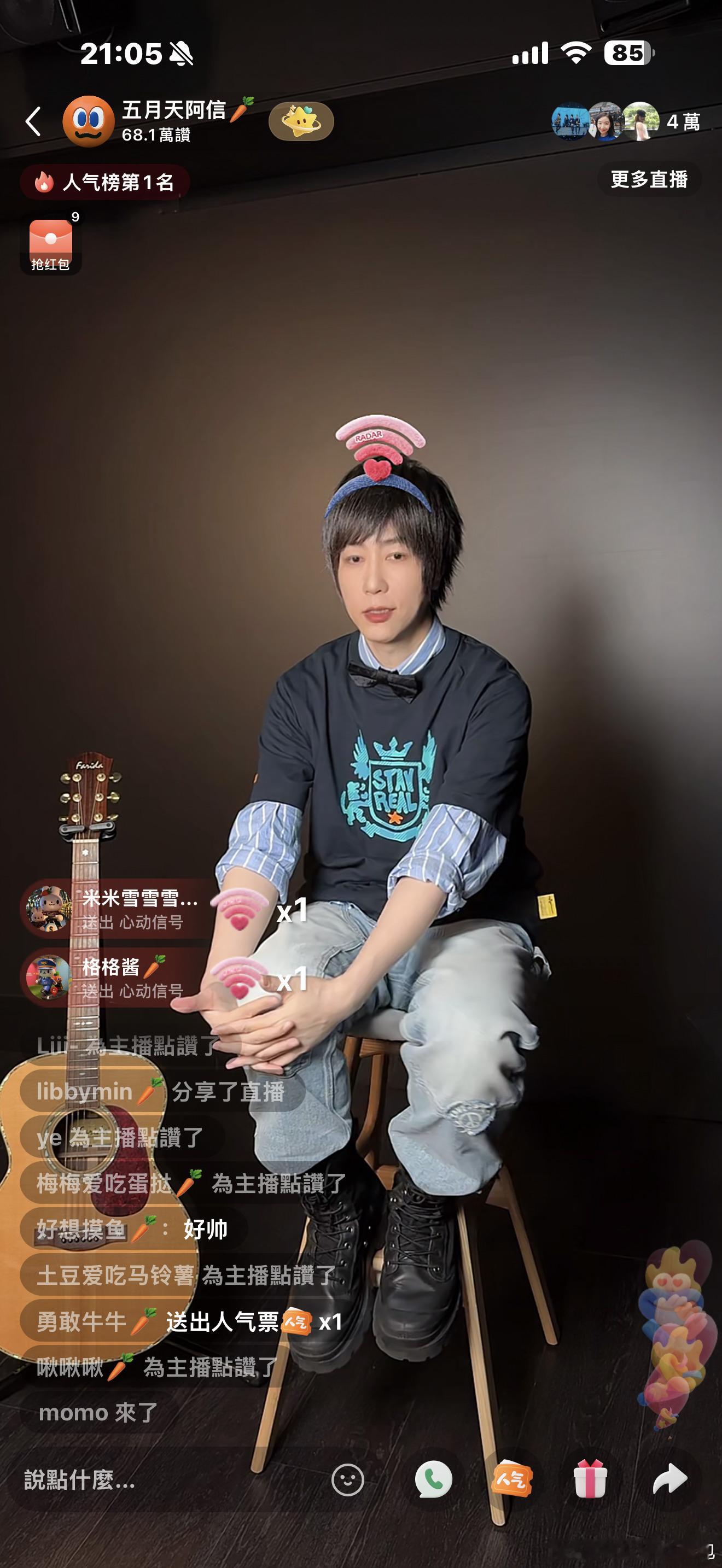 一開始美顏沒關 嘴巴特別紅
最近黑眼圈 覺比較少
四點沒睡覺很普遍 本來就是過的美國時間 但是四點沒睡覺➕爬山還是很少見
最近在寫新歌馬上要交母帶了

五月天百分之七十準備 百分之三十臨場發揮

給控台暗示 包子與泡芙 
一萬根胡蘿蔔唱
包子和泡芙彈唱

吉他上的貼紙好可愛哦 誰的吉他？ 
特效沒有 ​
