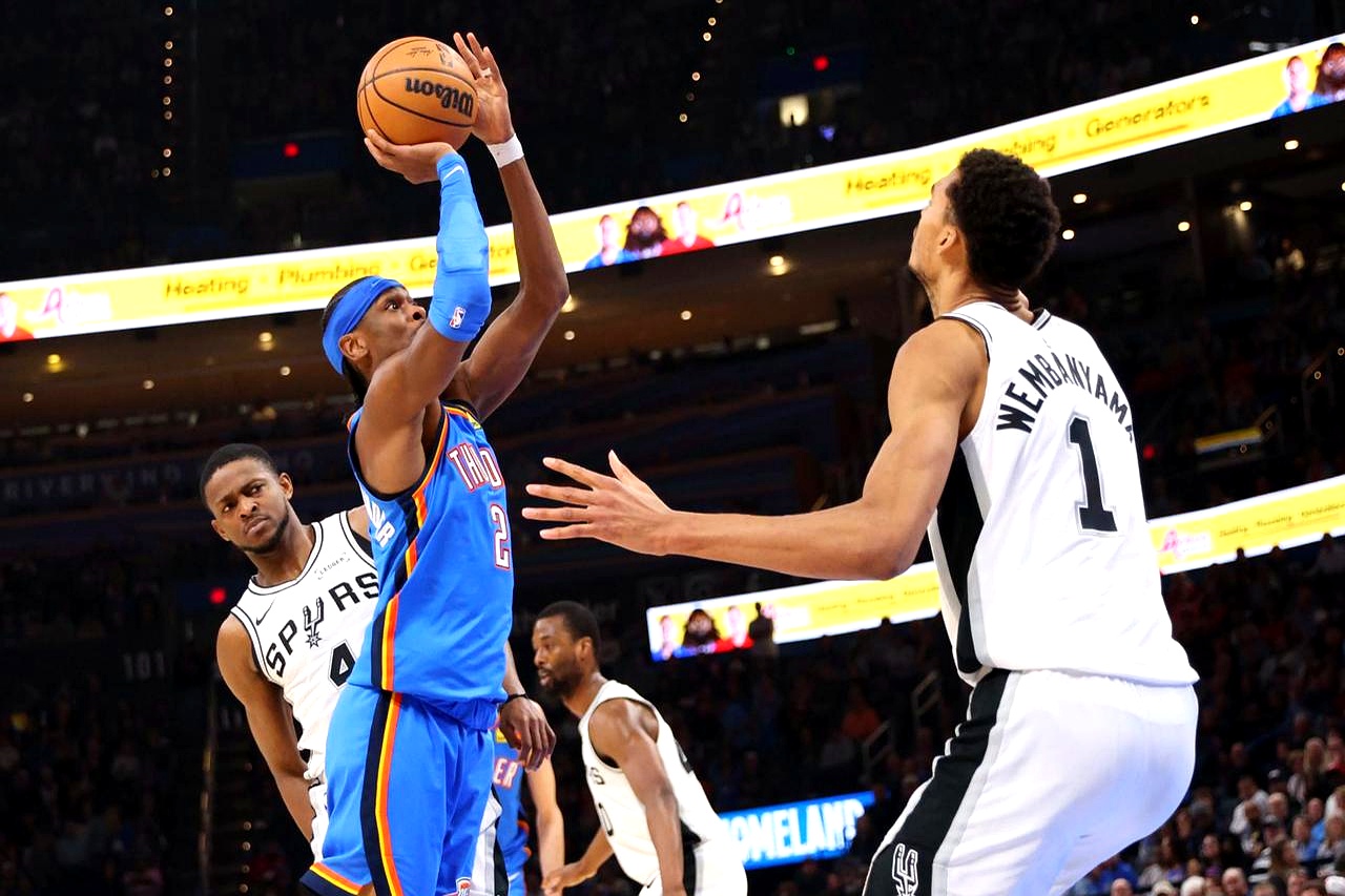 卫冕冠军，真的不跟你开玩笑。    亚历山大今天在菲尼克斯，简直是把太...