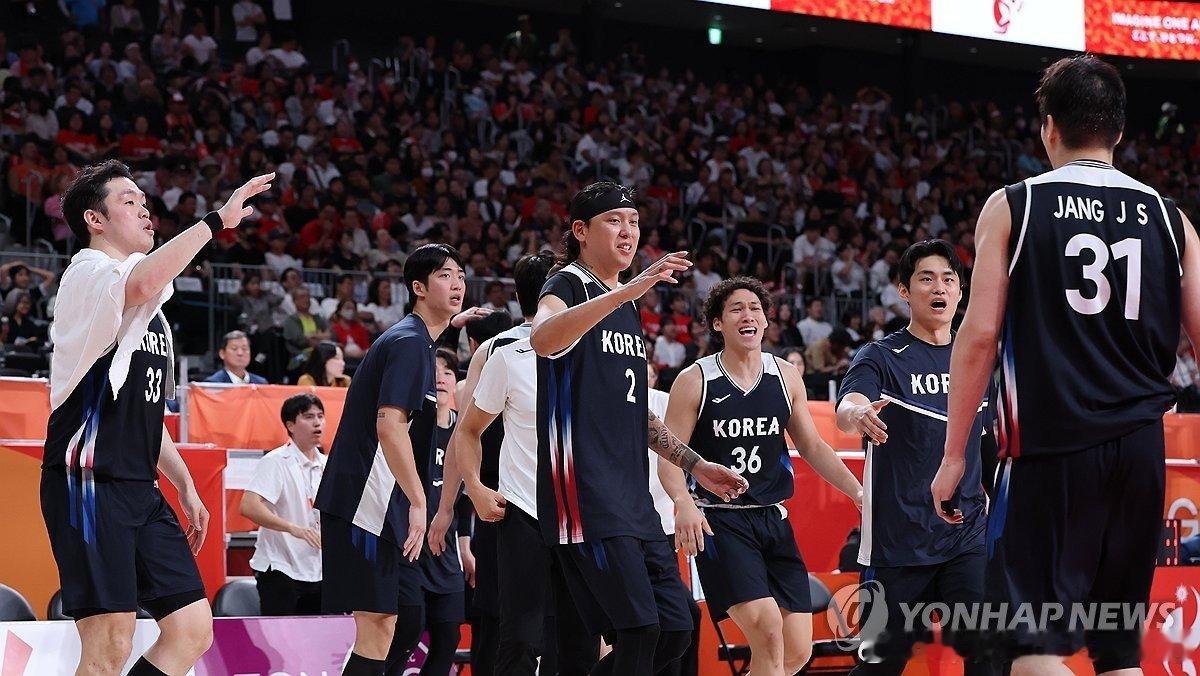 【亚运男篮韩国队以67比57战胜日本夺金】#亚运会##2026年爱知·名古屋亚运会#  20日，韩国男子篮球亚运队力克日本队，时隔12年夺得亚运金牌。 ​​​​