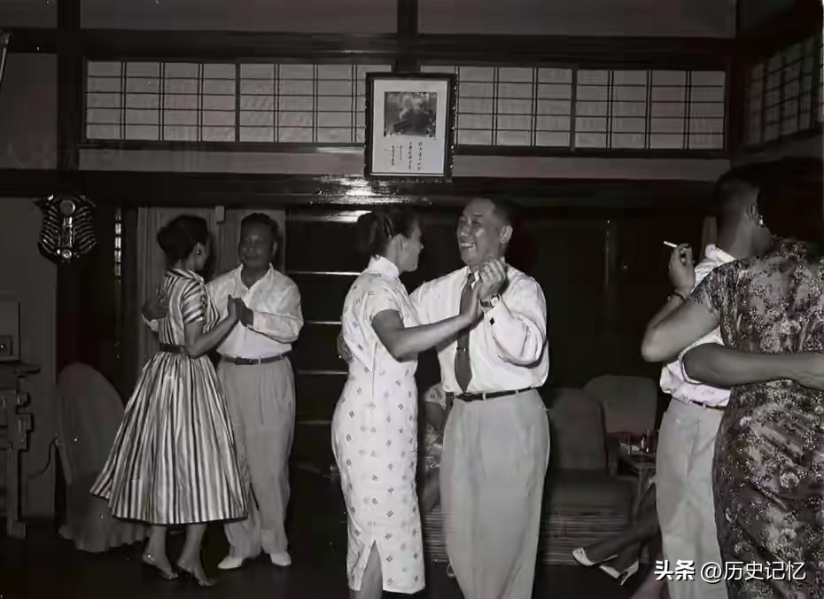 蒋经国与蒋方良那时他们住在台北长安东路18号，公务相对不忙，家里常举办聚会夫妻俩