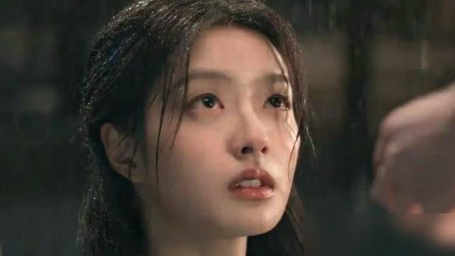 签了10年卖身契，转头自己接活，公司直接把她告了。郭宇欣这事，短剧圈炸了。
9月23号，东阳心乐之发声明，说她严重违约，私自接戏、跑商务。合约2024年签的，10年，白纸黑字。现在案子已经进了司法程序。
可你再看她10月16号，照样出席《好雨知时节》30亿播放庆功直播。淡紫套装，无框眼镜，清清爽