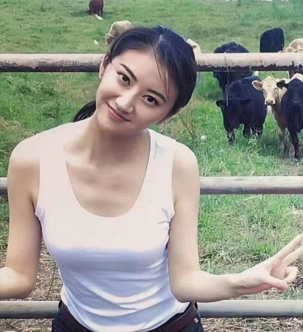 景甜当年上学时就是很多人的白月光了！ ​