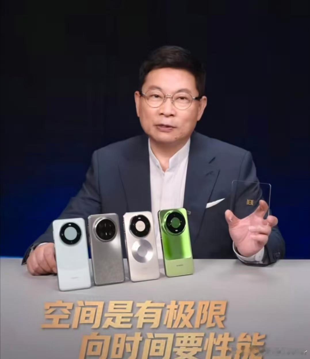 余承东说的韬定律，核心就一句话：不拼谁做得小，拼谁跑得快。[不愧是你]

  何庭波今年5月在IEEE上正式提的这个理论。摩尔定律玩了六十年“几何缩微”，把晶体管越做越小。到3纳米附近，量子隧穿、漏电发热、成本爆炸全来了，物理极限摆在那。[无聊]

  华为的解法是换维度。芯片完成任务，时间不光花 ​