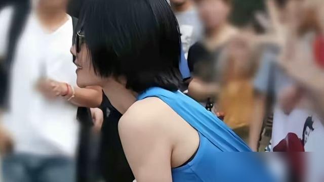 王菲在阿那亚被镜头逮住，第一反应是拉着李嫣一块儿蹲下。动作同步，跟排练过似的。
这妈当得，比闺女还像小孩。窦靖童在台上唱她爹的《Don&39;t Break My Heart》，又唱她妈的《誓言》，底下亲妈蹲在人群里躲镜头，被问开不开演唱会，摆摆手来一句“再说再说”。
再看这母女俩穿衣，一个比一个松垮