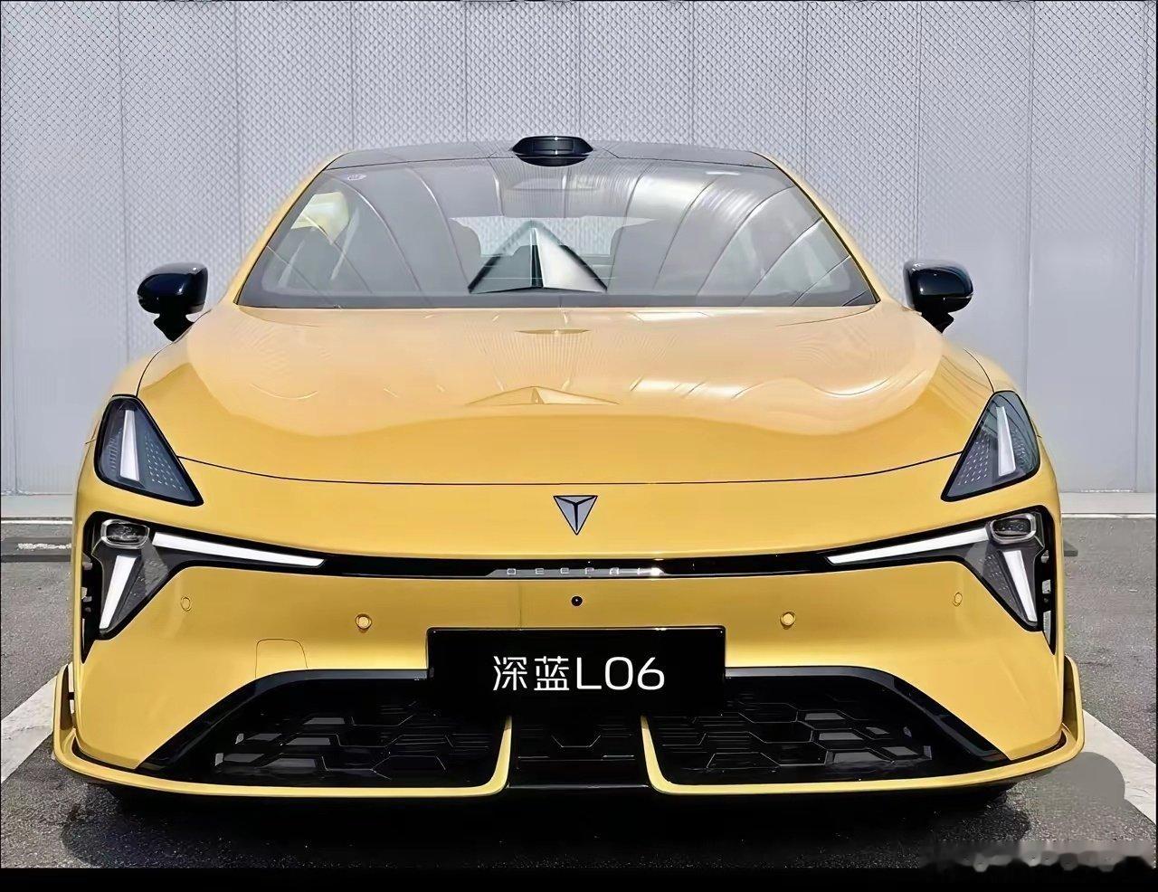 深蓝L06实车实拍，亮眼黄色车漆视觉冲击力强。低趴轿跑车身，搭配运动包围，车尾大尾翼+扩散器套件，姿态流畅动感。内饰采用黑黄撞色座椅，缝线精致，悬浮中控大屏，简约又富有运动气息。兼顾家用属性，但溜背造型会压缩后排头部空间，建议到店亲身感受。你给这台轿跑颜值打几分？#深蓝L06#长安汽车# ​