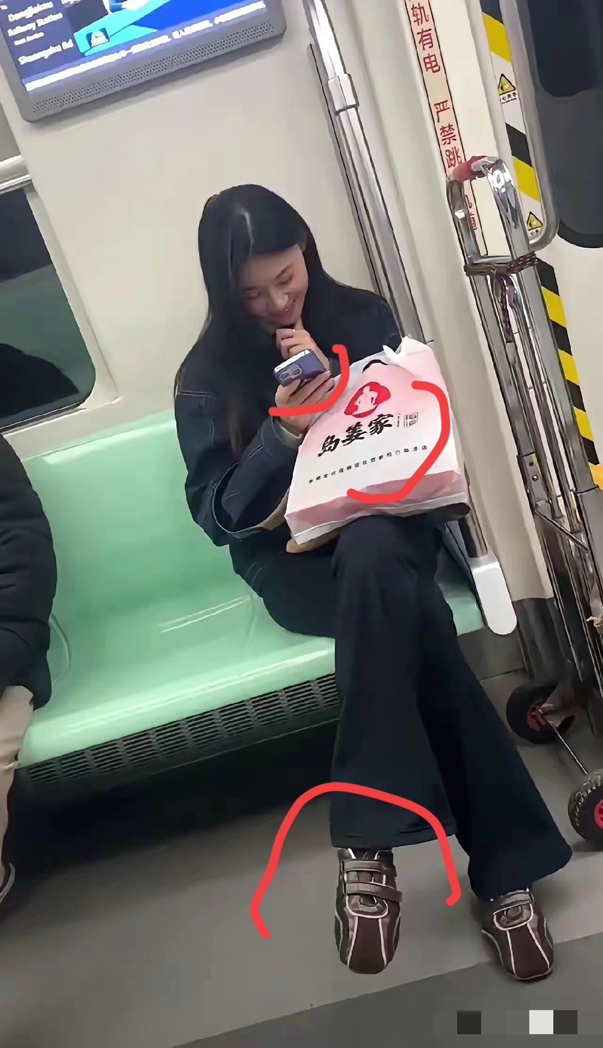 地铁上看到的美女，这女人一看家世就很好！