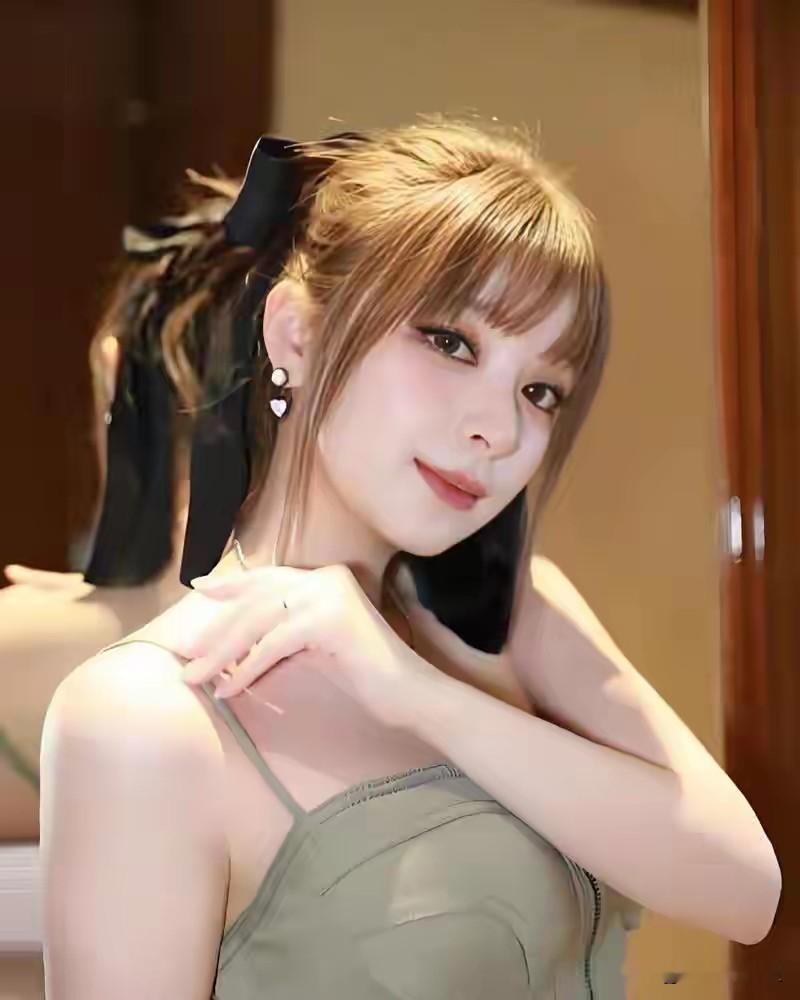 美依礼芽也离婚了，感觉乘风破浪的姐姐这个节目有点东西，好多姐姐都离婚，应该拉个统计表看看。
不过也有道理，重新火了之后经济独立有底气，以前能忍的东西自然就不愿意再忍了。
美依礼芽当时是在乘风前一年结婚的，当时上乘风还说她老公教她弹吉他，因为长得有点像张家辉，他老公还被赐名渣渣辉