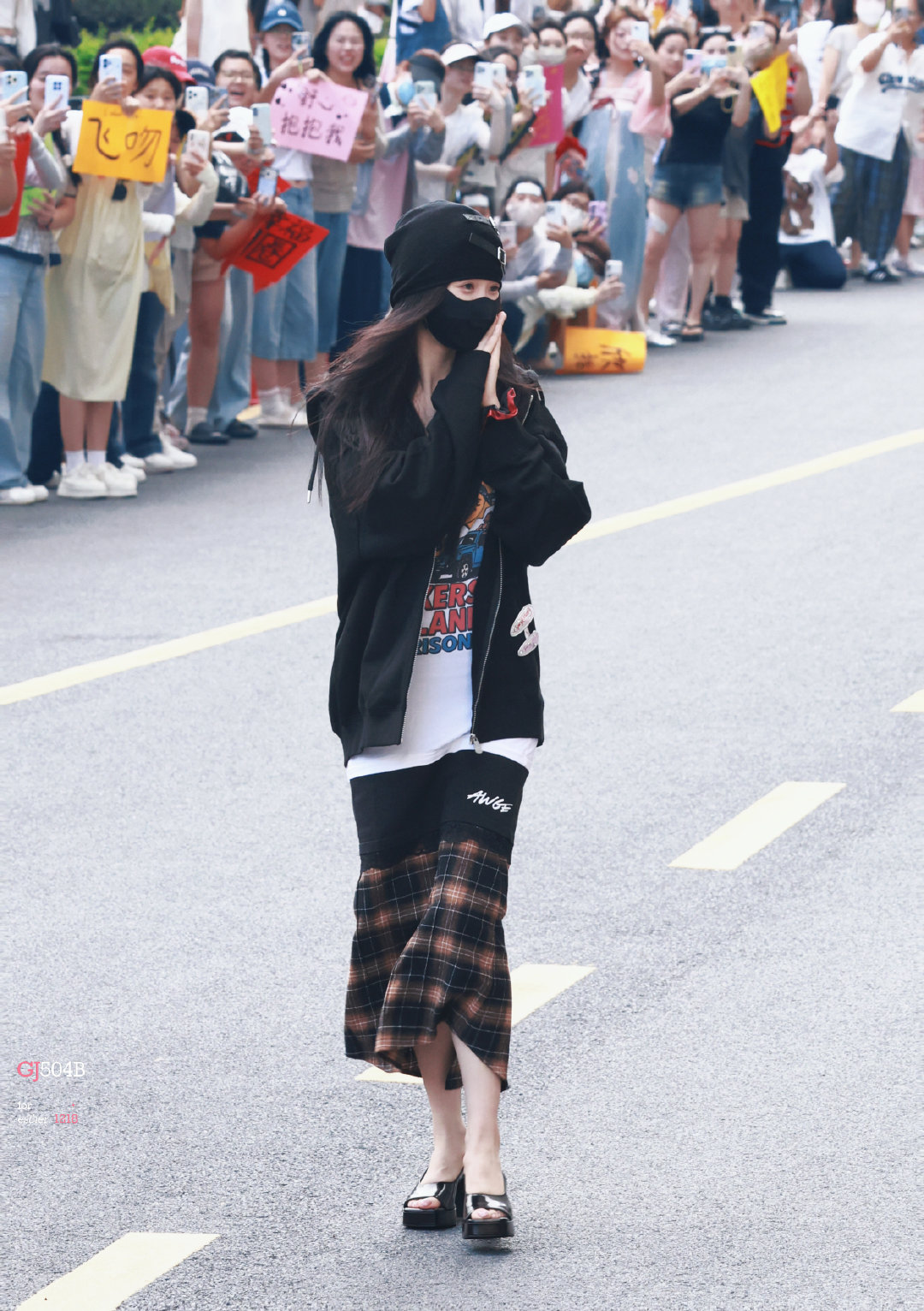 #虞书欣[超话]##虞书欣何盼# 

2026.08.25 📷

spicyhoney上海限定率先出击

​