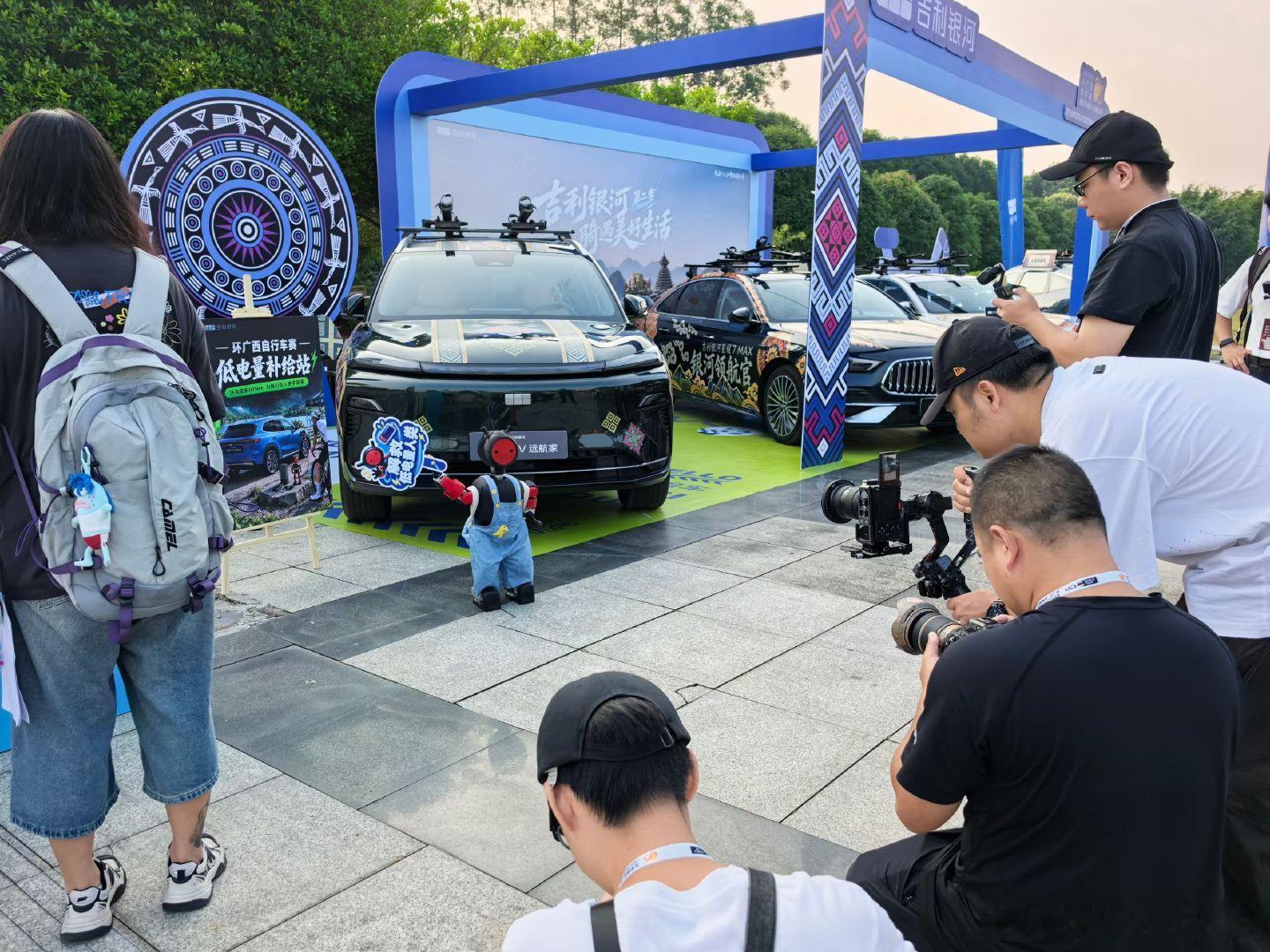 2026环广西世巡赛今天开赛了，#吉利银河# 做护航车队，也给来广西骑自行车的老外们一点震撼吧[偷笑] ​​​
