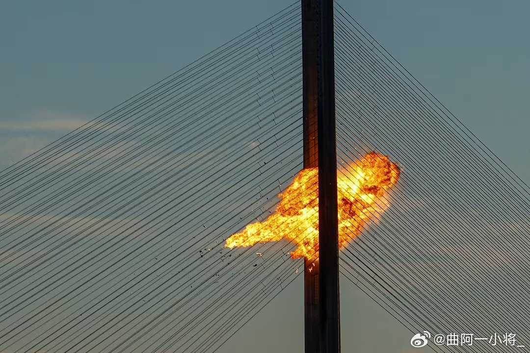 突发：俄罗斯国防部称，夜间无人机袭击了基辅第聂伯河上的北道桥、霍斯托梅尔的一处物流设施，以及黑海西北部一艘干货船，俄方称该船正载着两用物资驶向敖德萨。莫斯科方面表示，该桥当时正在运送乌克兰军队和军用货物。市长克利奇科此前已报告桥面道路和无轨电车线受损，交通受阻。乌克兰港务局称，一 ​
