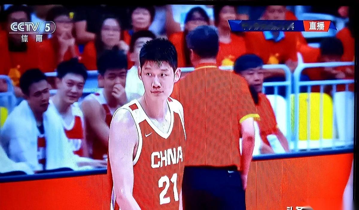 回看中国男篮对阵新西兰的比赛，全场最让人窒息的镜头，全砸在胡金秋一个人身上。
一个两米多高的主力中锋，硬是被逼得干起了控球后卫的活。
底线发球，周围空空荡荡。本该上前要球的控卫、负责过渡的前锋，一个都没凑上来，全被远远甩在后半场散步。
没办法，球只能胡金秋自己拿。
他弯下腰拍着皮球，迈着内线球员沉重