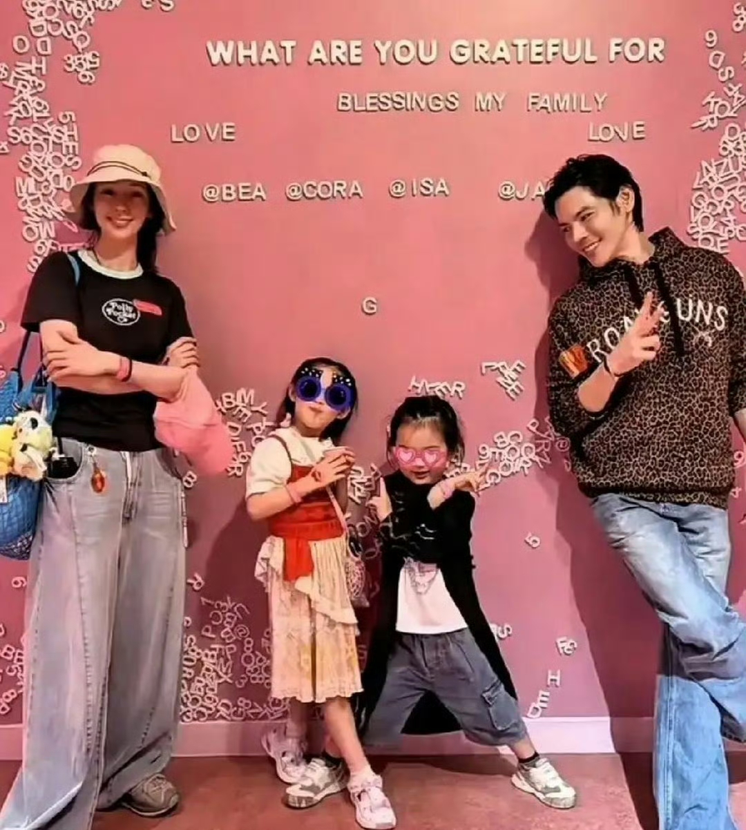 向佐郭碧婷一家四口：最好的婚姻，从不用世俗标准绑架幸福
 
娱乐圈最神奇的家庭，莫过于向佐和郭碧婷一家四口。
 
结婚七年，儿女双全，5岁女儿温婉灵动、3岁儿子软萌可爱，凑成圆满的四口之家。但他们永远活在舆论的争议里：长期两岸分居、同框不刻意亲昵、没有轰轰烈烈的恩爱热搜，隔三差五就会被传出“婚变”“