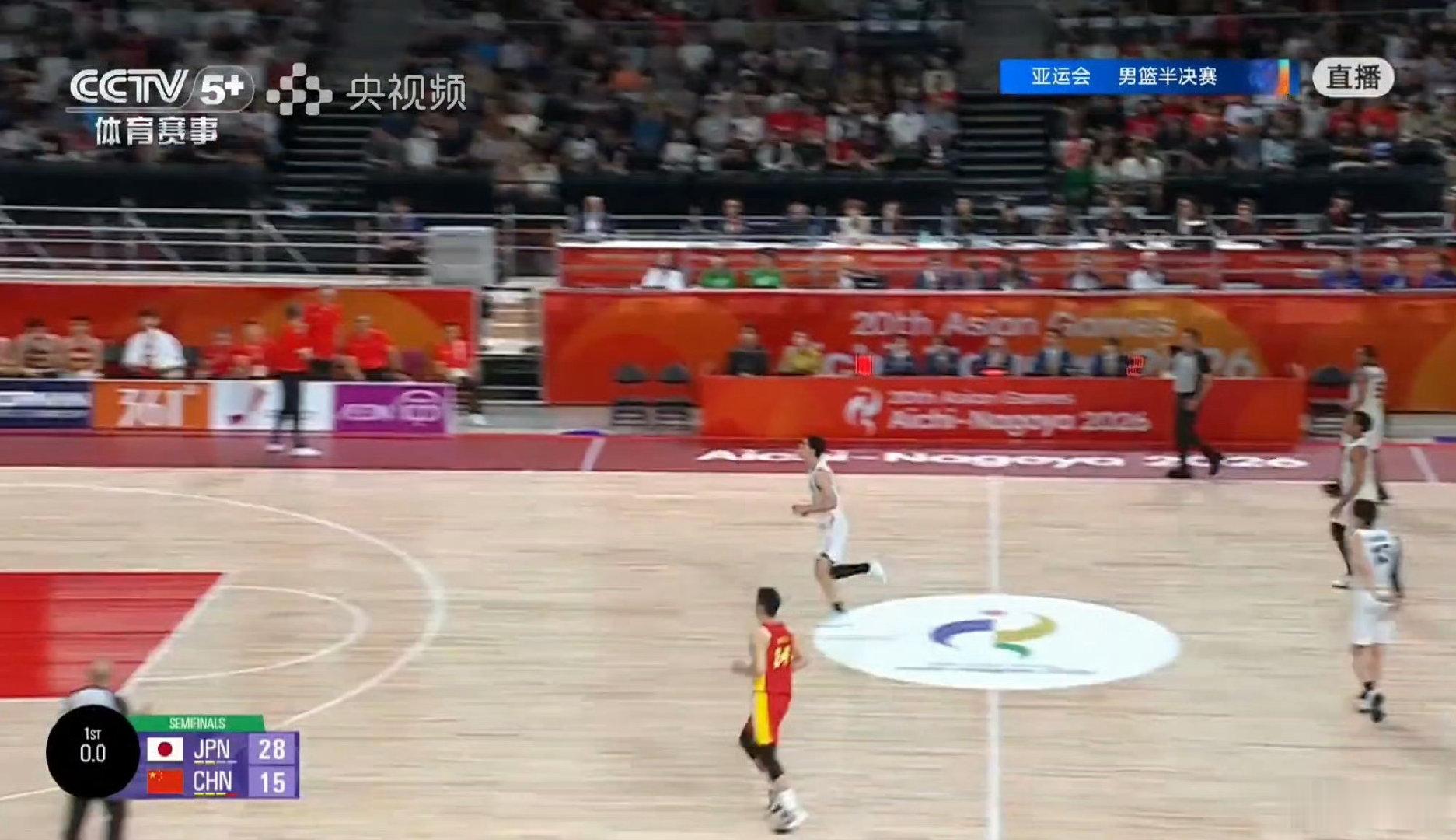 #中国男篮vs日本男篮#第一节打完比分有点揪心！中国队暂时15‑28落后日本队。

进攻还没完全打开，防守也有不少漏洞，看得人捏一把汗😔

不过比赛才刚刚开始！差距不是定局，还有大把调整的时间。稳住节奏、敢打敢拼就好！中国男篮加油，期待后面追上来！#坎恋[超话]# ​
