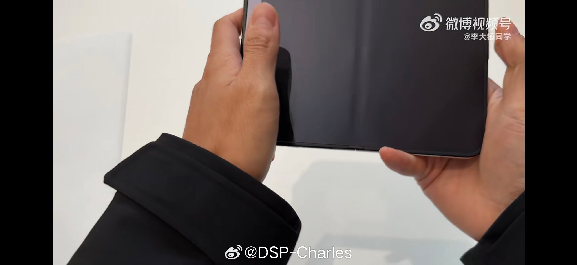 看起来iPhone Duo的折痕表现并不太乐观，主要靠纳米玻璃雾面在视觉上减少光线反射。

明明都做了屏下摄像头，却在摄像头位置用光面处理，看起来也是非常明显，纯膈应人[泪奔] ​