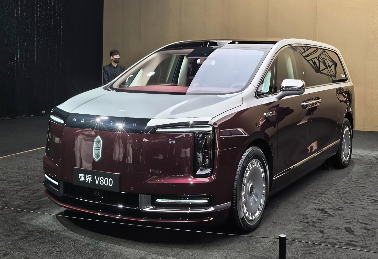 尊界V800刹车踏板支架断裂不影响其平替埃尔法
8月，尊界V680卖了：177台。
8月，尊界V800卖了：181台。
9月，尊界V800卖了：2092台。
1-6月，埃尔法销量：4556台。

最近尊界V800因测试过程中刹车踏板支架断裂一事闹的沸沸扬扬，江淮市值三天没了120亿多亿，目前市值已经
