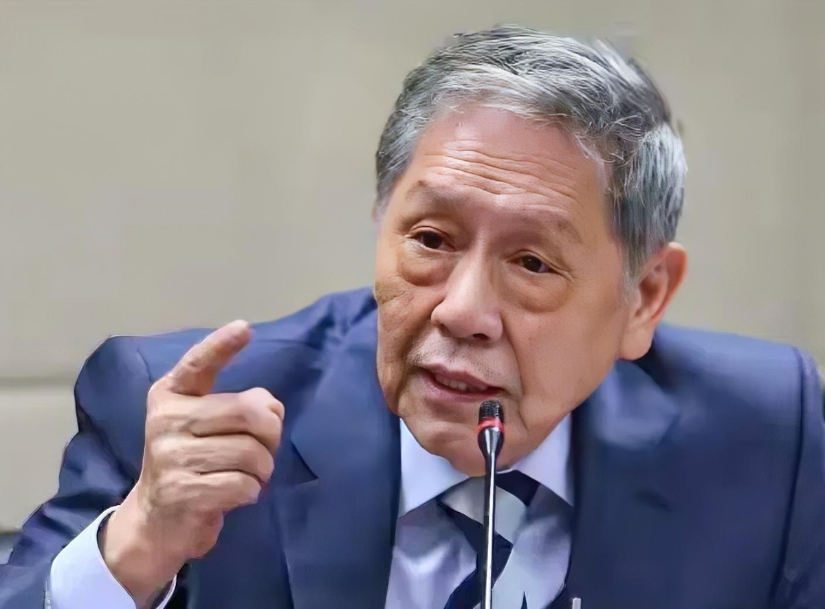 国台办一句“决不承诺放弃使用武力”直接戳破了所有幻想，民进党当局勾连外部势力搞谋“独”挑衅，才是台海形势复杂严峻的真正根源。别以为“和平统一”四个字摆在前头就可以无限期拖下去，这个选项从来都不是唯一，保留一切必要措施是板上钉钉的底线。看看绿营最近在岛内干的那些事，连老百姓用个大陆用语都如临大敌，抓“
