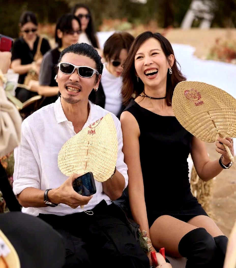 张晋蔡少芬坐在沙漠台下，手里摇着把破草扇，笑得后槽牙都快露出来了。

什么明星包袱全碎一地。没穿高定礼服，没带八个保镖，两口子套了件基础款衣服，混在人群里跟着起哄鼓掌。

这是白举纲的沙漠婚礼现场。镜头扫过去，这对夫妻完全不管表情管理，眼角的褶子都夹着纯粹的高兴。张晋专门发文唏嘘，看着好兄弟一路成家
