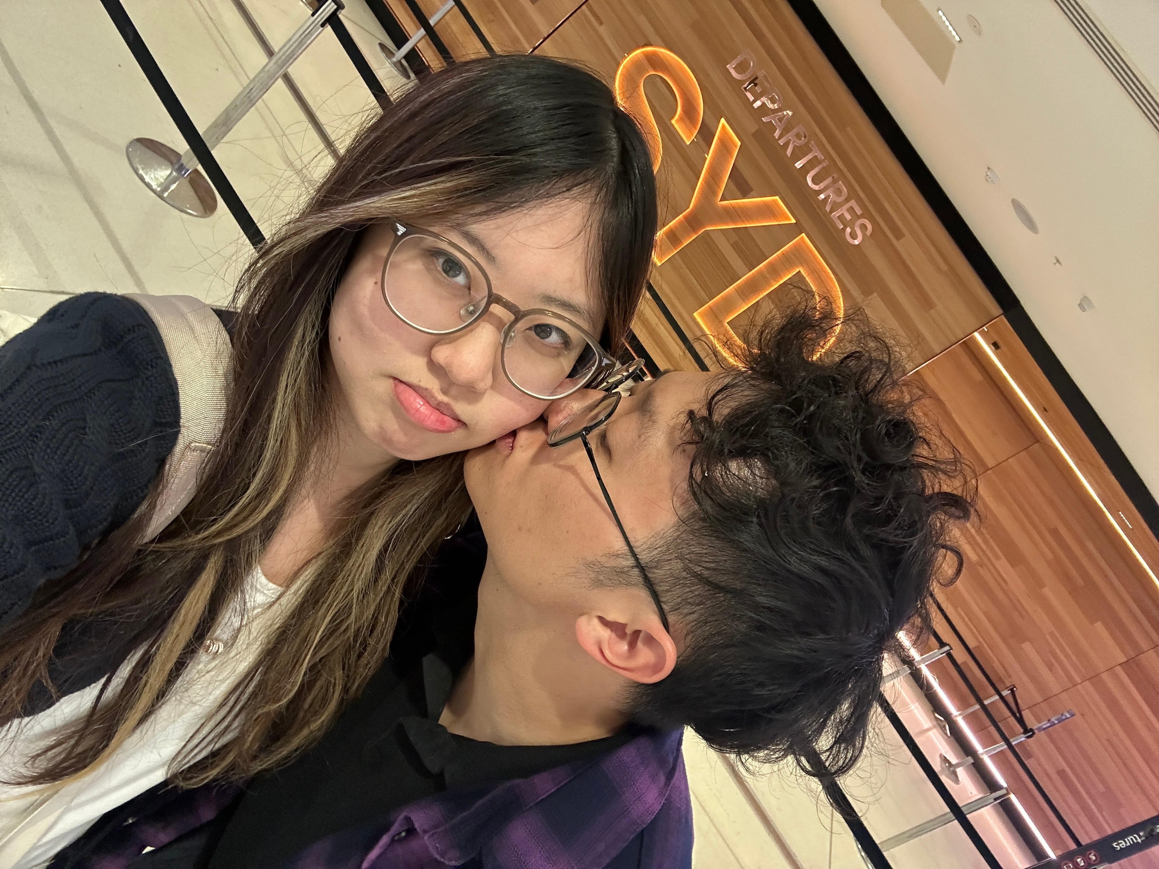 澳洲你就这样静静治愈我所有伤痛吧！哎说是回去给某人过生日 啥礼物都不要 看了一封我新的信就泣不成声！一定要拉我去商场给我买礼物 买了一件衣服还要让我再多选几件 买了我最爱的lulu和小马衬衫！还有排了好久的stussy 走之前又把我之前很喜欢但是在深圳没货的香水买了。。到底是谁过生日？！一边顶 ​