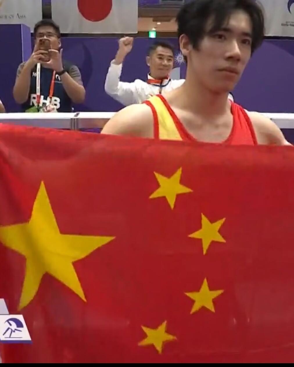 #亚运夺金进入倍速模式#

名古屋亚运会开赛以来，中国代表团开启密集夺金节奏。首日比赛，中国队不到一小时内连夺现代五项女团、铁人三项女单、射击气步枪团体三枚金牌，其中气步枪团体还打破世界纪录。截至9月21日，中国队单日已斩获11枚金牌，平均约43分钟入账一枚，夺金速度被网友形容为“进入倍速 ​