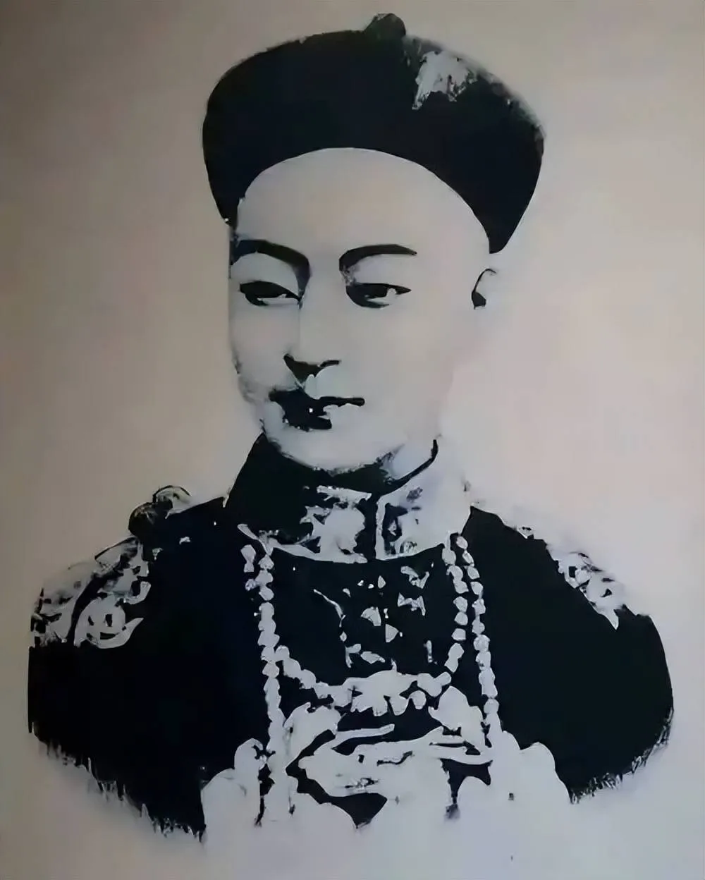 清朝灭亡后，李莲英姐姐才敢说出实情：慈禧其实不是病死的！
1908年11月，紫禁城里发生了一件让整个帝国都屏住呼吸的事——37岁的光绪皇帝和73岁的慈禧太后，在不到二十个小时内先后离世。
这桩相隔不足一天的“两宫宾天”事件，本就因帝后数十年的权力恩怨蒙上了重重疑云。清帝逊位之后，清宫太监、宫女大批流