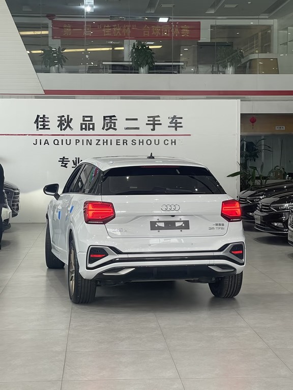 好开的小车  奥迪Q2L，2023款35TFSI时尚动感，2023年11月上牌
售价：9.58万包过户  1.5T自动挡
3.2万公里 原版原漆 本地一手车
最适合城区使用的上班族买菜车 精致小巧 养护简单 清爽不油腻 有操控的小车
配置丰富 整车如新 小公里
欢迎购买 可分期首付8千 支持置换
#二手车 #奥迪Q2L #SUV