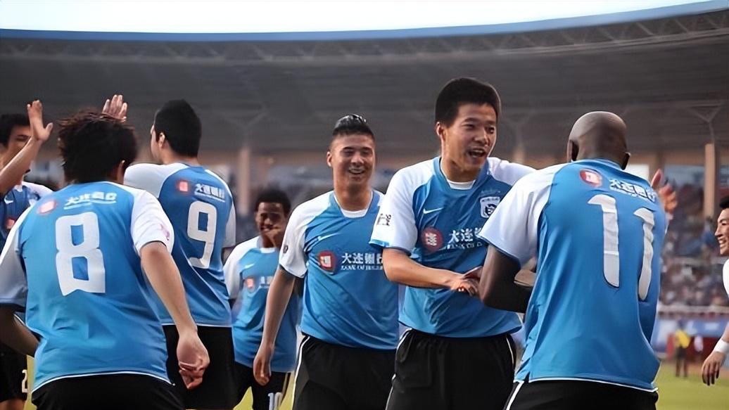 身价倒数，双线争冠：大连英博这笔账到底怎么算的
2022年还在中冠，2026年10月，全队总身价约558万到784万欧元排中超倒数，年度预算不到2亿，现在联赛第二、足协杯四强。下一轮客场踢成都蓉城，赢球能把分差追到3分，输球基本看着对手提前夺冠。
这就是大连英博眼下的局面。一支四年前还在中冠的球队，