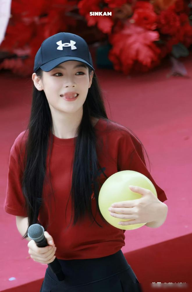 两位爆火越剧顶流，齐齐杀入电视剧圈了！
陈丽君主演的S+古装大女主剧《祝姑娘》，9月5日刚在横店开机，搭档魏哲鸣。她早前凭《镖人》拿了百花奖最佳动作新人，电影狂揽14.48亿票房。
李云霄也早一步开机，9月1日她主演的古装轻喜剧《河东小镖师》已经启动，搭档郑业成。
戏曲演员天生形体功底扎实，打