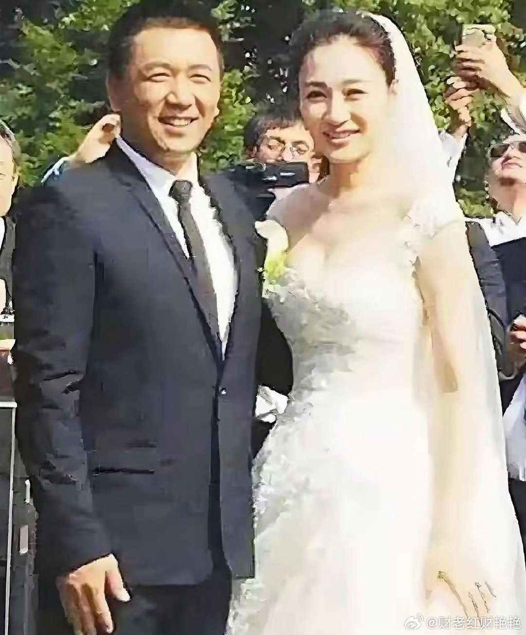 10月19日李小冉发文确认已于去年与制片人徐佳宁离婚，11年婚姻画上句号。前夫徐佳宁被执行2111万，而她早在2025年6月就已退出男方全部股权，以“互不牵扯”四字完成了与债务的切割。  一、从16年