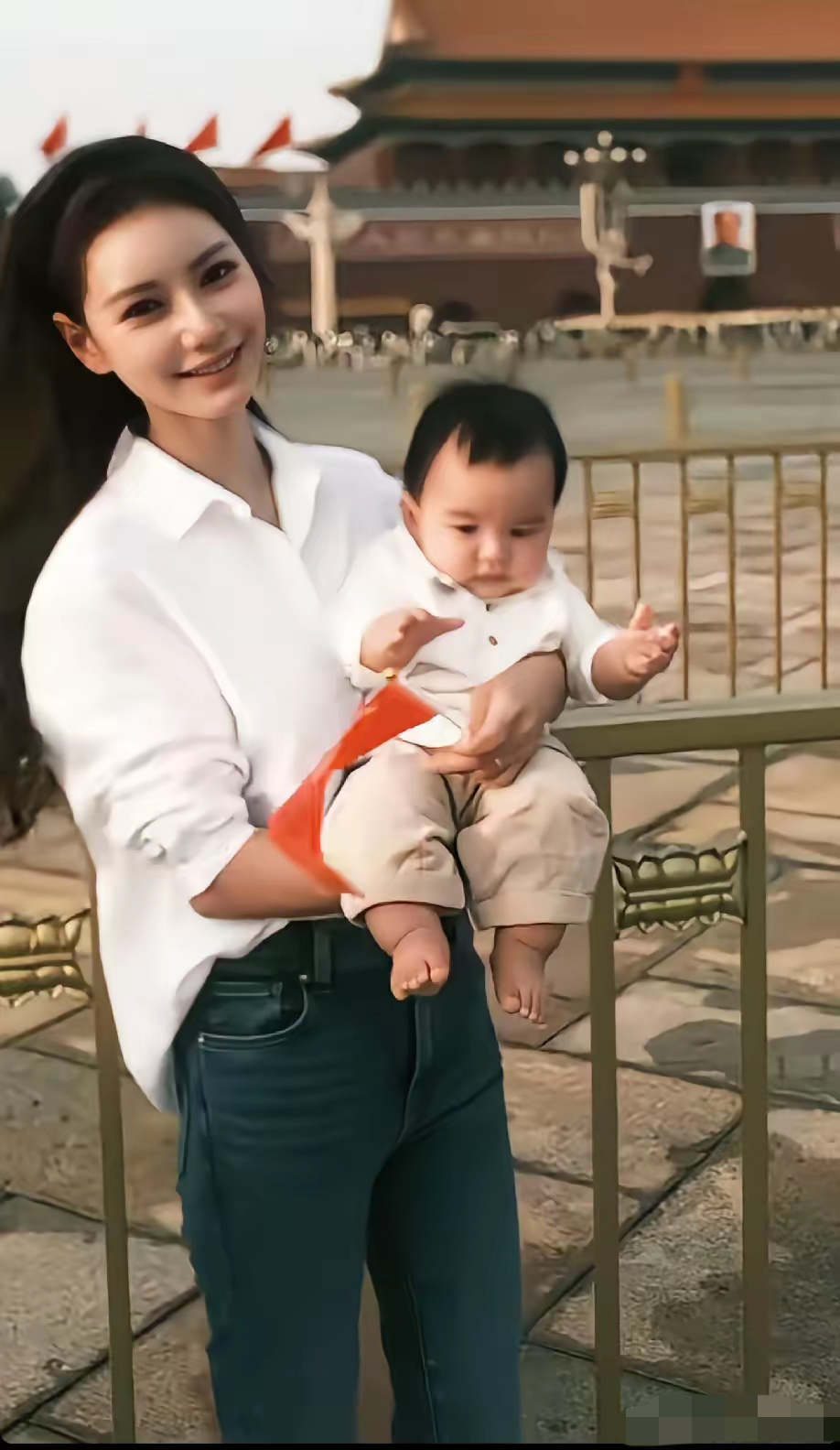 汪小菲儿子的第一个国庆，妈妈带他打卡天安门，细节可以看出，马筱梅三观很正。

她身着白衬衫牛仔裤，给孩子搭配充满年代感的服饰，画面温馨，满是家国情怀。不少网友感慨，小菲这次娶对了妻子，她情商在线，懂得经营家庭，也让汪小菲情绪愈发稳定。

不过也有人提出疑点，怀疑图片是AI生成：清晨气温偏低，孩子却光