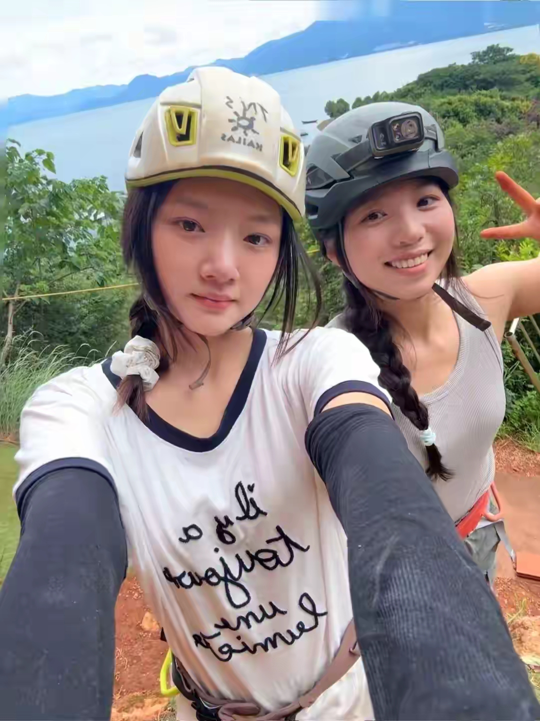 任敏这姑娘真的是把“敢玩”刻进骨子里了。
前阵子晒野攀的照片，整个人双脚倒挂在岩壁上，没有专业保护的辅助感看着就揪心，这简直是拿命拍素材啊”。

但看她自己配的文案，就说要勇敢享受生活，只能说每个人的人生刻度真的不一样，旁人没法替她定义值不值。