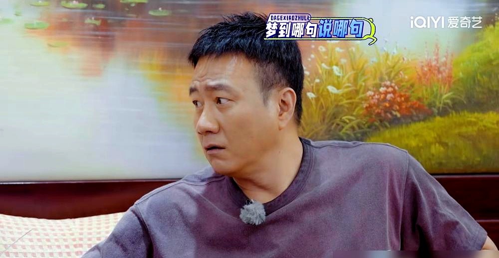 一盆冒着红油的酸汤鱼端上桌，陈哲远的减脂防线彻底稀碎。

李乃文把筷子往他手里一拍，嘟囔着工作不就为了这一口。陈哲远盯了三秒，把经纪人只能吃水煮鸡肉的死命令抛到脑后，夹起鱼肉就往嘴里送。

让前辈当助理简直离谱。经纪人千叮咛万嘱咐控糖减脂，胡军听成了这孩子有糖尿病，李乃文直接听成让他少说话。结果就是