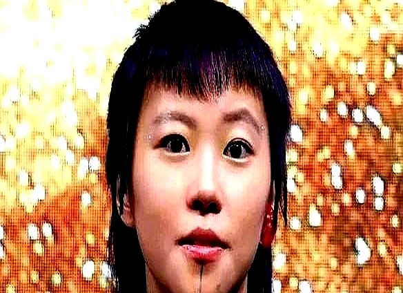 窦靖童和李嫣又被拍到一块逛街了，俩人亲得像连体婴。

要知道，她俩是同母异父。

反观窦靖童另一个妹妹窦佳嫄，明明俩人长得更像，都是窦唯的闺女，却几乎没同过框。连网上的互动都找不到。

李嫣和窦靖童能玩到一块，说白了是在王菲的圈子里长大的。长辈们经常聚，孩子们自然熟。

窦唯那边就不同了。平时没交集
