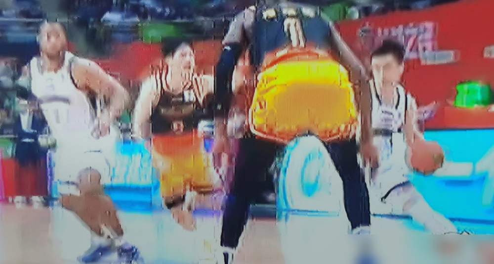 杨鸣赛前直接掀桌子，把上海队的战术底裤都扒了。 你没听错，他对着镜头...