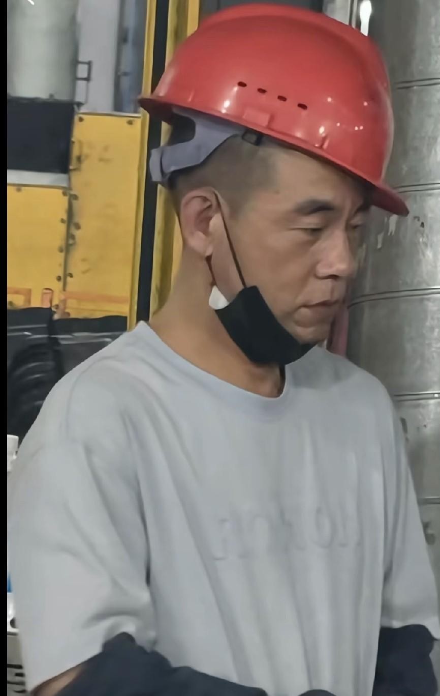 陈小春社交账号这几天直接被网友挤爆了，大家全都在催他去福建福州认亲。
事情起因是有人在福州一个厂房里，拍到了一位埋头干活的车间师傅。
那张脸抬起来的一瞬间，很多人第一反应都愣住了。不单单是五官像，连那种眉骨的走势、眼神还有微微抿嘴的神态，简直就是年轻版陈小春走进了现实。
如果单单是长得像也就罢