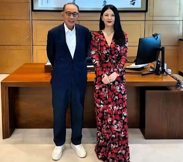 李湘新加坡被偶遇，160斤暴瘦至110斤引热议，自律才是奢侈 ​