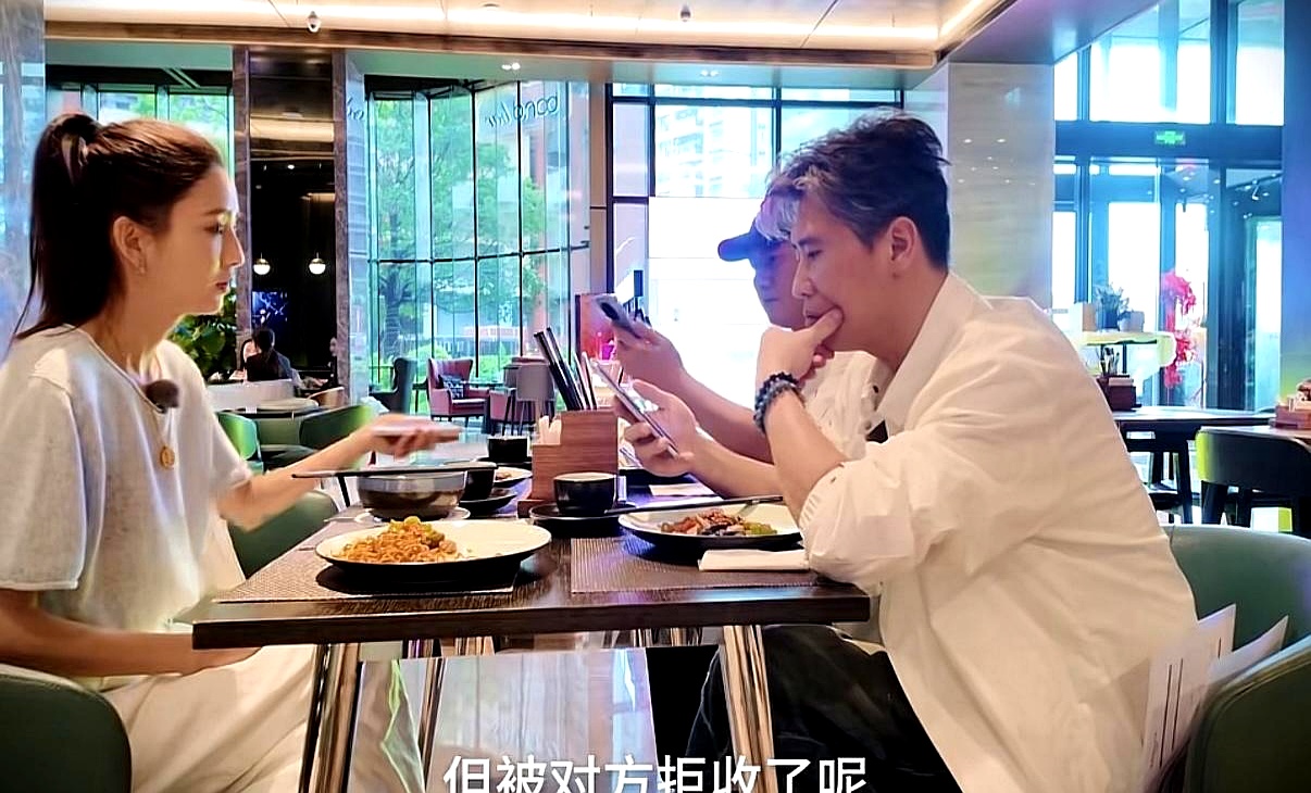 消息发出去却提示“被对方拒收”，李乃文当场懵住。
佟丽娅直说：“她把你拉黑了。”胡军也补一句：“规则不允许，应该是。”节目组这波把联系通道直接关掉，相当于把后路切断。

佟丽娅也没憋着，吐槽这是早就设计好的招。

结果就是，李乃文和胡军这两位“助理”，啥都得亲力亲为，自己找门路、自己扛任务。

你觉