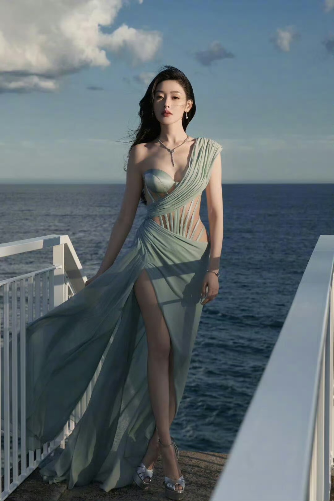 张天爱最近因为身材又冲上热搜了，点开一看，确实让人眼前一亮。  她的身...