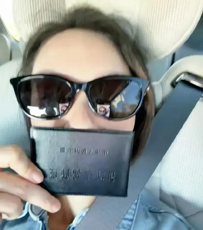 谁能想到平时在红毯上艳压全场的大美女倪妮，私底下拿到驾照也能乐成这个样子？
平时看她出席活动冷艳高级，气场两米八，结果一拿到驾照，快乐得跟刚走出考场的普通人真没两样。
冲着镜头各种搞怪做鬼脸，整个人兴奋得根本收不住。
学过车的都清楚，科目二倒车入库、科目三路考，简直是成年人的集体噩梦。管你是大